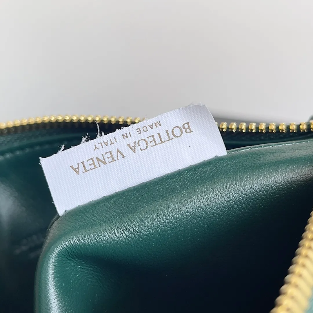 Batch 1360 It is predicted that BV Bottega’s lunch bag will be popular again this year. The entire bag is made of top nappa lambskin, which is very soft and lightweight. It also uses the intrecciato weaving process that the two founders spent several months developing from the beginning of the brand. It is completely hand-woven by Italian craftsmen. It perfectly reflects the craftsmanship of Bottega. The entire bag shape is also a very practical and popular lunch box bag type. The slightly curved arc of the bag mouth can also better fit our wrists. Style number: 754443 Size: 22*13*9